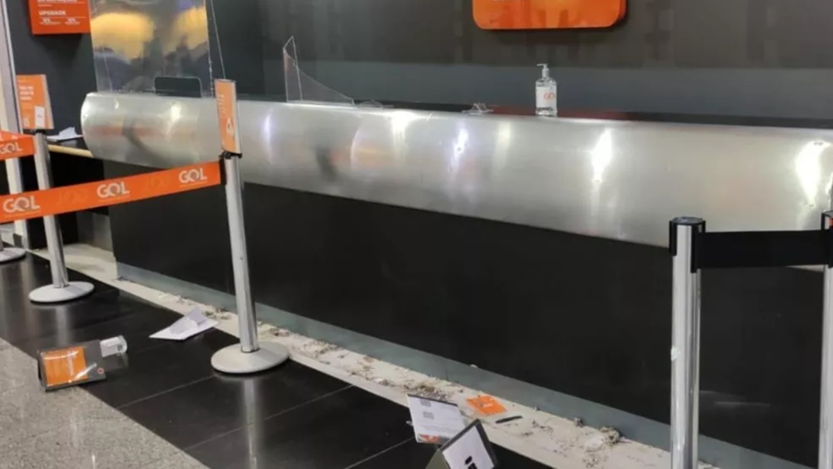Após voo ser remarcado, homem destrói balcão de companhia aérea no aeroporto de Goiânia