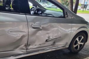Moto atingiu lateral direita do táxi na Avenida Brasil (Foto: Reprodução)