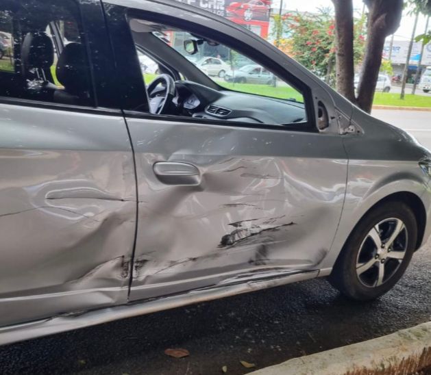 Moto atingiu lateral direita do táxi na Avenida Brasil (Foto: Reprodução)