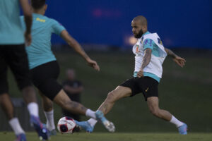 Daniel Alves treinando com a seleção