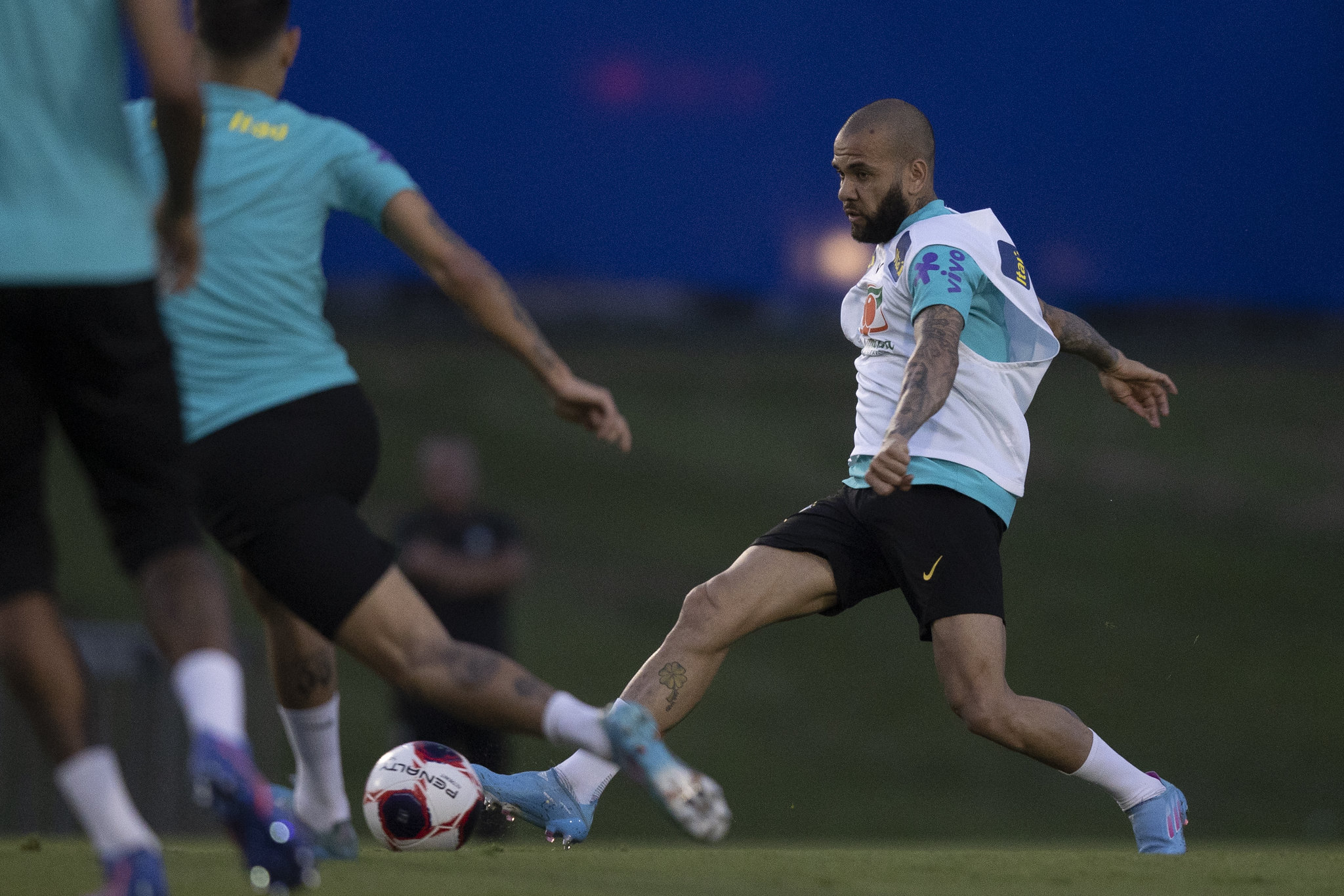 Daniel Alves treinando com a seleção