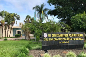 A Polícia Federal (PF) investiga suspeitos de comercializarem dinheiro falso pela internet na cidade de Rio Verde. Dois mandados de busca e apreensão foram cumpridos no município nesta sexta-feira (18).