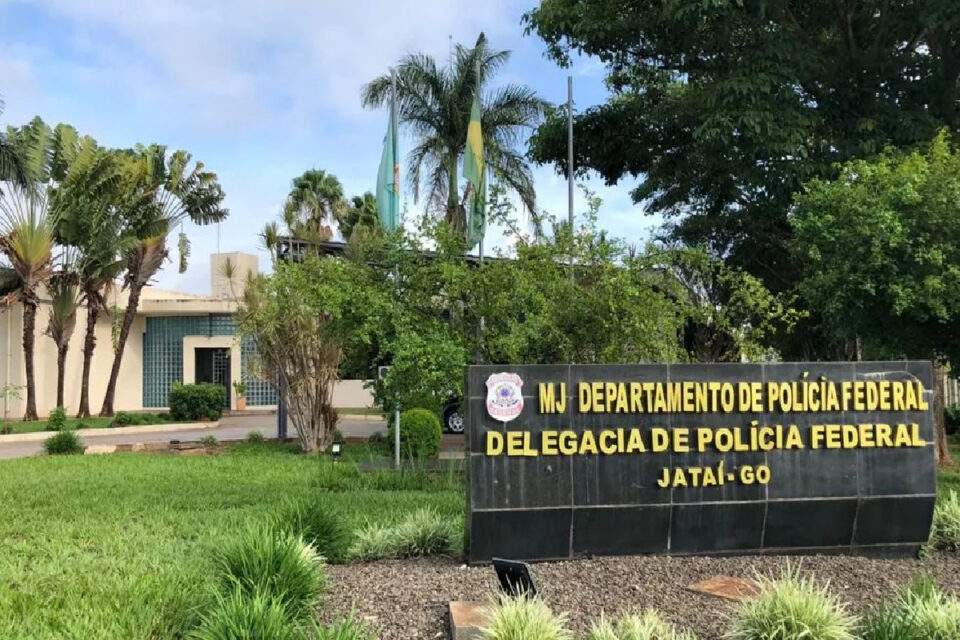 A Polícia Federal (PF) investiga suspeitos de comercializarem dinheiro falso pela internet na cidade de Rio Verde. Dois mandados de busca e apreensão foram cumpridos no município nesta sexta-feira (18).
