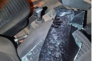 carro com vidro quebrado