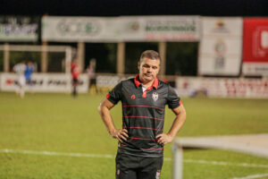 Umberto Louzer durante a partida contra o Morrinhos