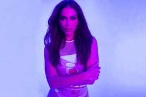 Cantora subiu mais duas posições em ranking global do Spotify. 'Envolver', de Anitta, entra para Top 5 músicas mais ouvidas no mundo