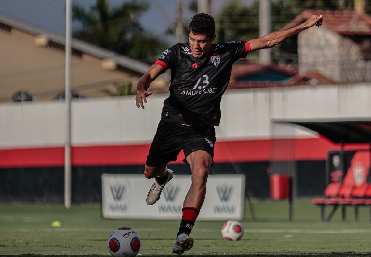 Edson em treinamento pelo Atlético Goianiense