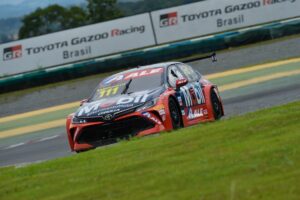 Rubens Barrichello em corrida na capital Goiânia