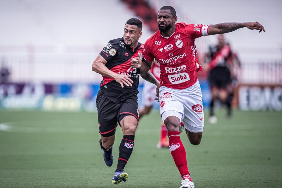 Donato e Wellington Rato disputam bola em jogo do Goianão