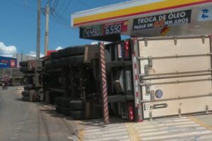 Carreta tomba ao passar por rotatória em Aparecida de Goiânia