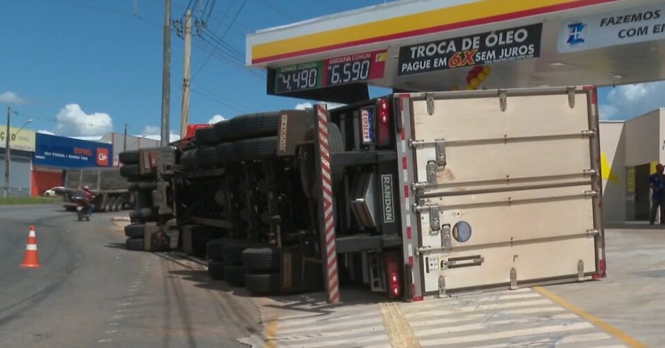 Carreta tomba ao passar por rotatória em Aparecida de Goiânia