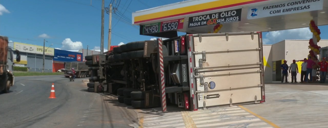 Carreta tomba ao passar por rotatória em Aparecida de Goiânia