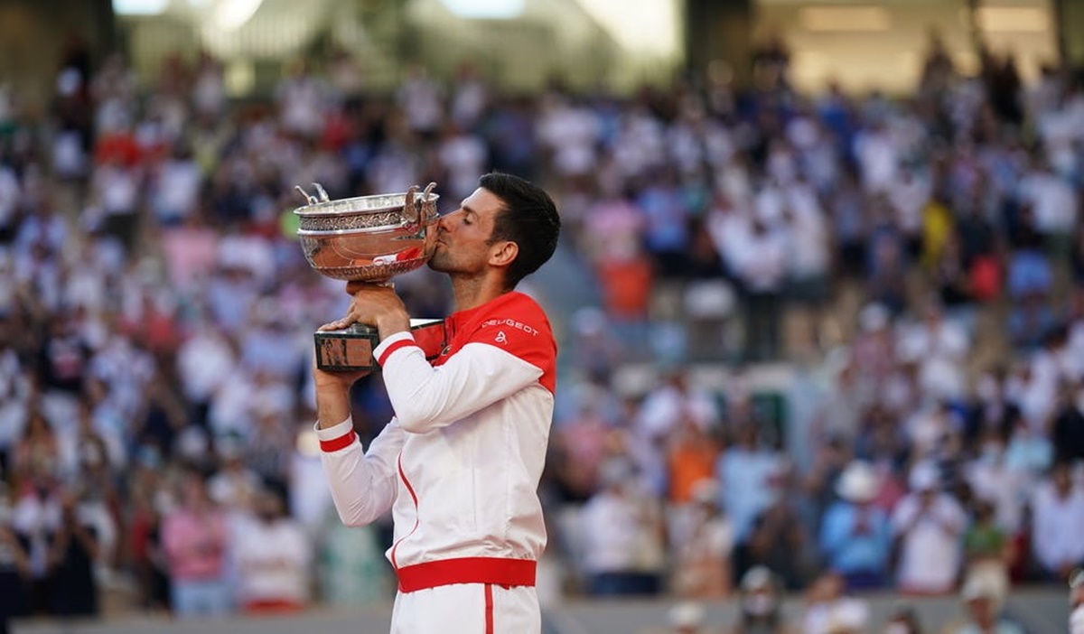 Novak Djokovic com o troféu de Roland Garros