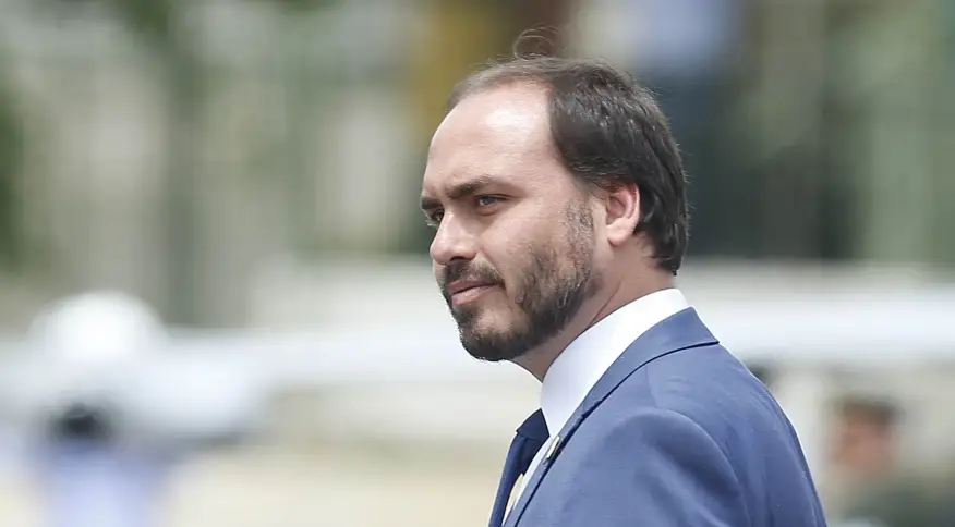 Carlos Bolsonaro é fotografado de longe (Foto: reprodução)