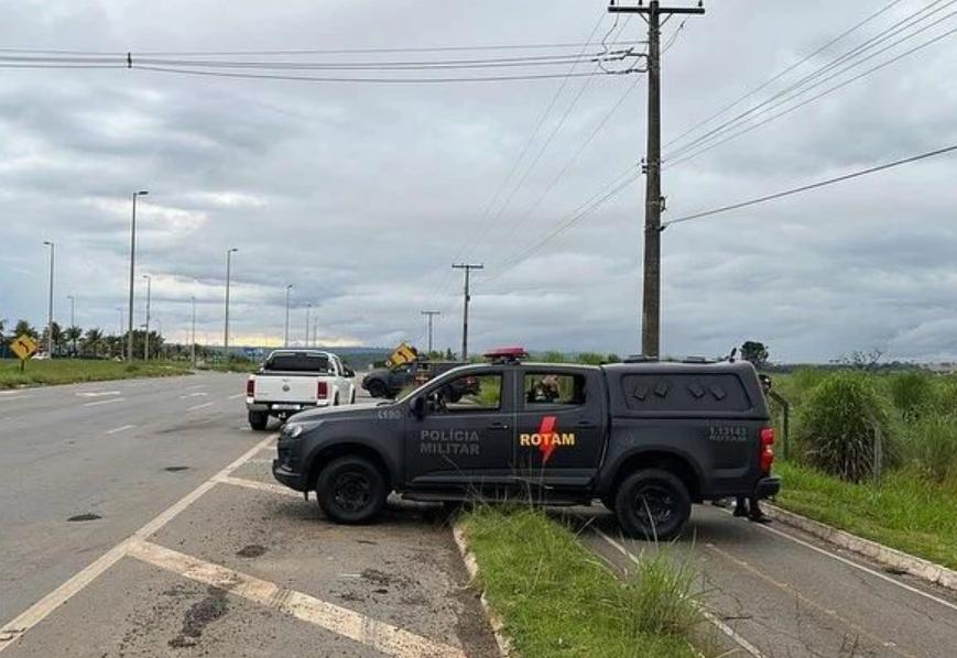Suspeitos de roubar caminhonete em posto de gasolina morrem em confronto a polícia na GO-020