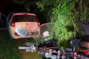 Um homem de 40 anos acabou preso após entrar em confronto com a Polícia Militar (PM), neste domingo (20), no bairro São Marcos, em Goiânia. De acordo com os policiais, o homem é suspeito de furtar um carro e adulterar a placa dele. O sujeito agia com a ajuda de um comparsa, que conseguiu fugir.