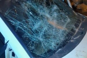 imagem de carro danificado