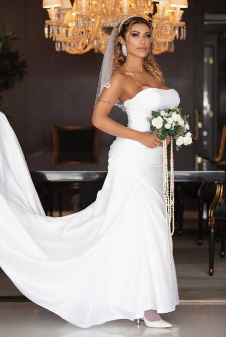 Cris Galêra aparece de noiva e com uma lingerie cheia de dólares. Advogata que se casou com ela mesma, se separa e faz ensaio sensual; fotos