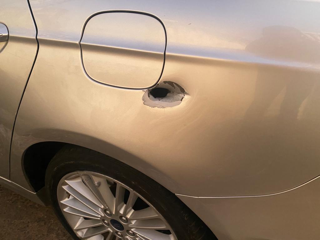 Marca de um dos tiros que acertou a lataria do carro durante o confronto