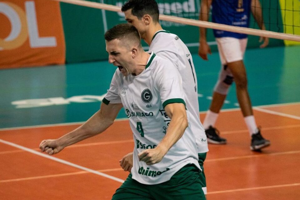 Goiás Vôlei celebrando em quadra