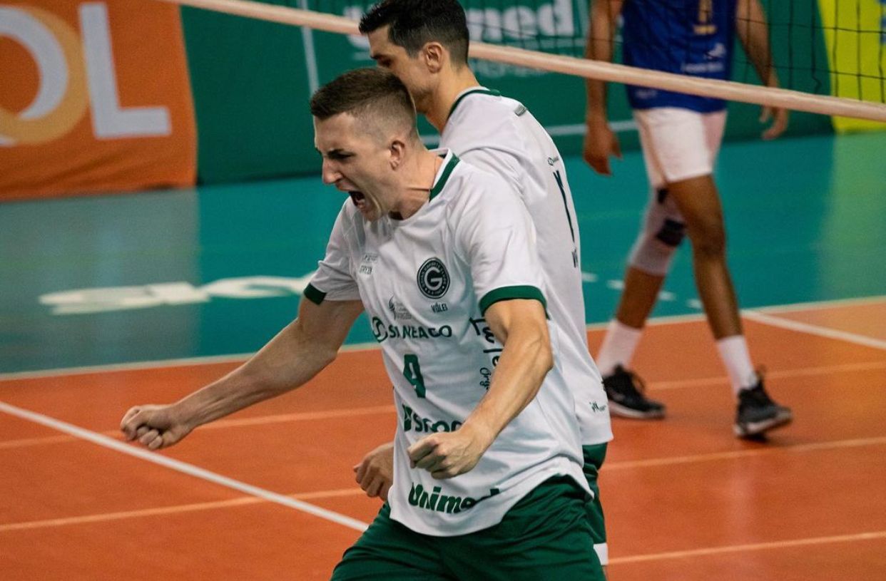 Goiás Vôlei celebrando em quadra