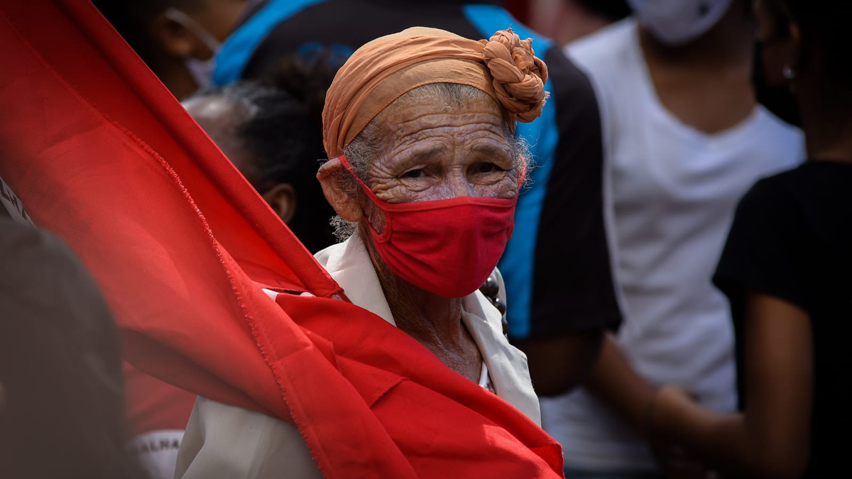 Ato pelo Dia Internacional da Mulher reuniu cerca de 800 pessoas, em Goiânia