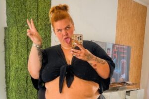 Dançarina conta que não foi detectada fratura. Thais Carla escorrega no vômito da filha, vai ao hospital e tem pé imobilizado