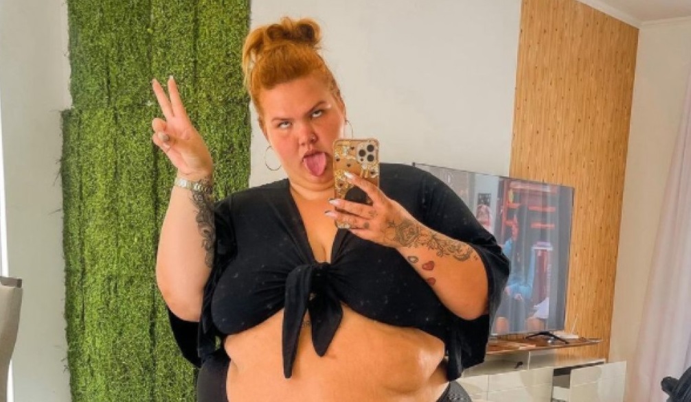 Dançarina conta que não foi detectada fratura. Thais Carla escorrega no vômito da filha, vai ao hospital e tem pé imobilizado