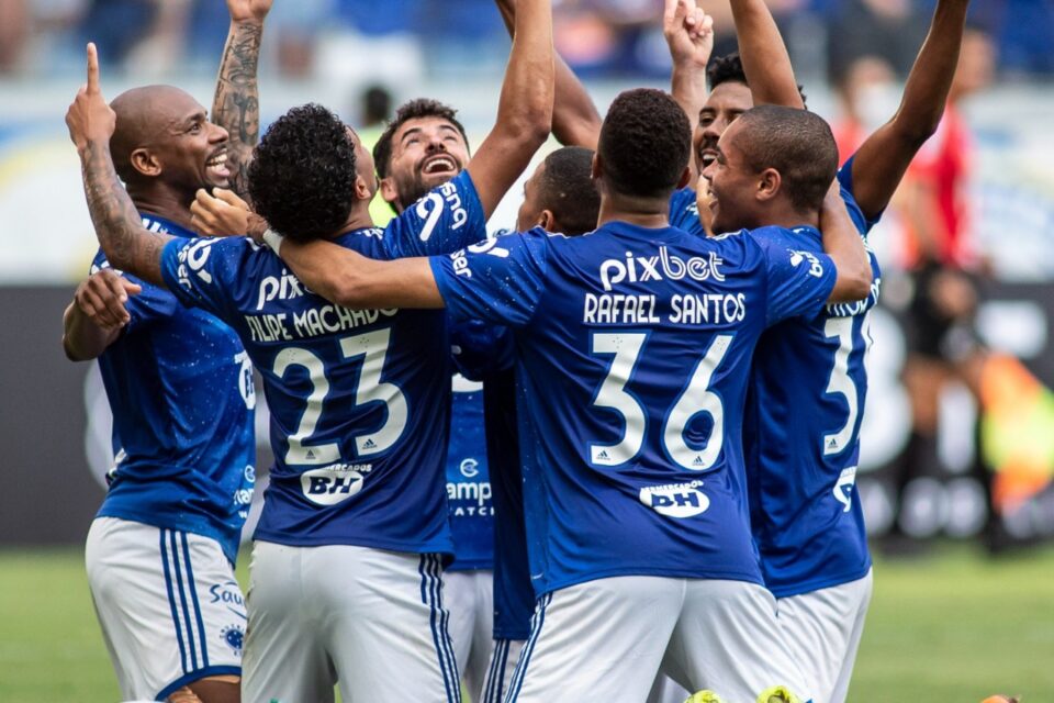 Elenco do Cruzeiro comemorando