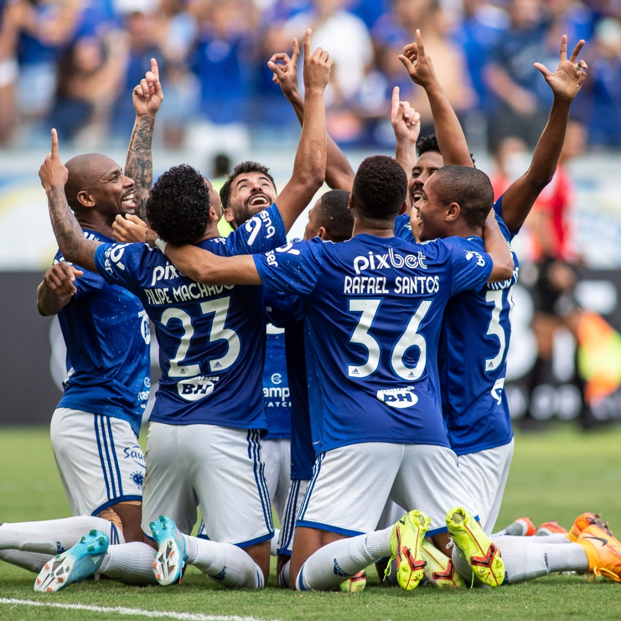 Elenco do Cruzeiro comemorando