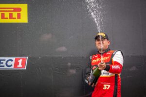 Raphael Teixeira comemorando no pódio