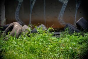 Moradores denunciam possíveis focos de dengue em deposito de carros no setor Goiânia 2