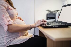 grávida trabalhando durante a pandemia da Covid 19