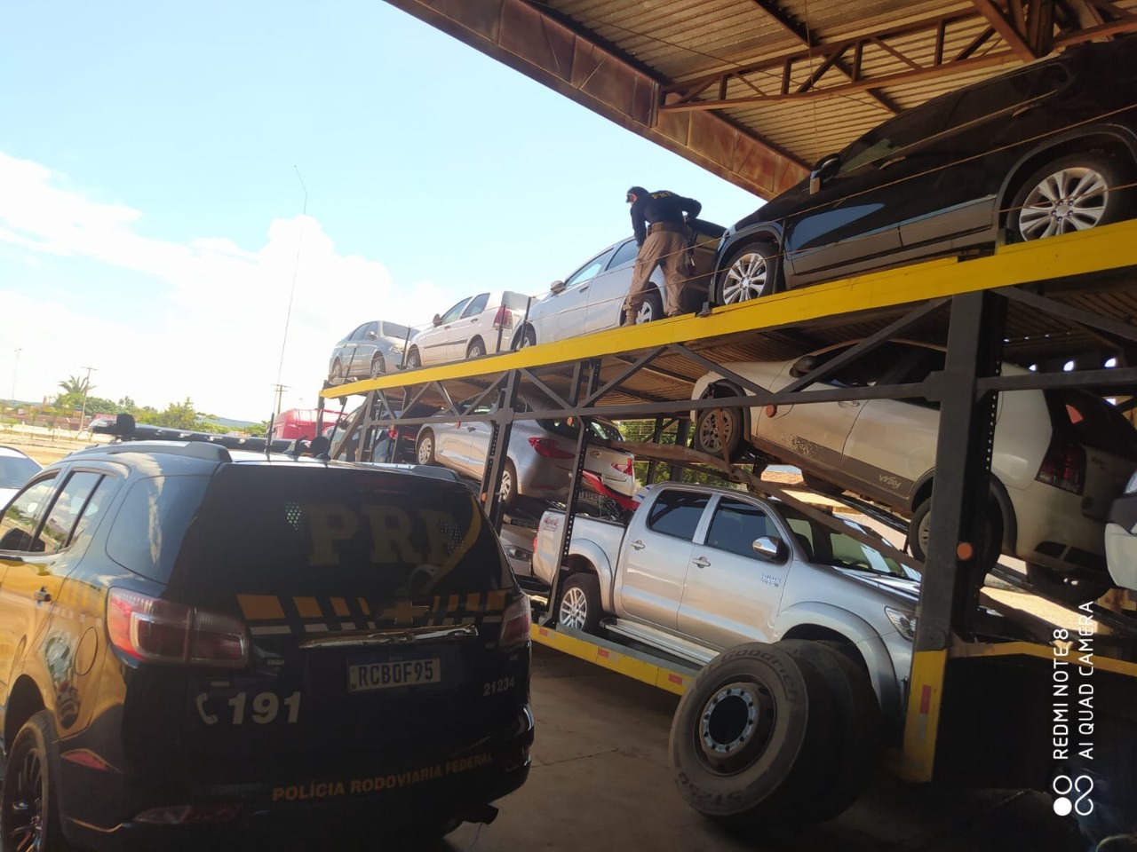 A PRF recuperou, na tarde deste sábado (19), dois veículos roubados que eram transportados por uma carreta cegonha, em Guapó. (Foto: divulgação/PRF)
