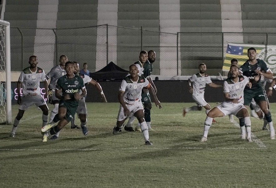 Sousa-PB e Goiás se enfrentando no Marizão