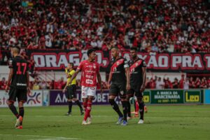 Atlético e Vila se enfrentando no Accioly