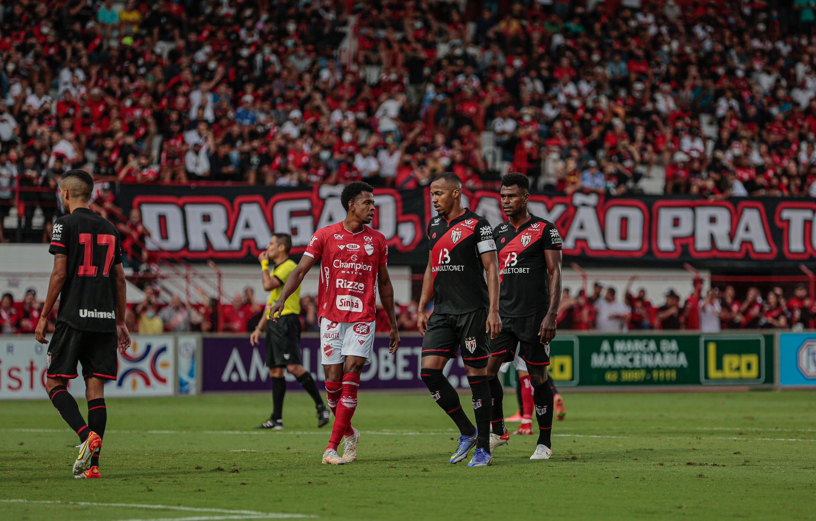 Atlético e Vila se enfrentando no Accioly