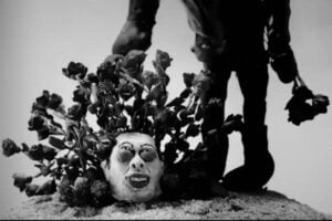 Clipe de 'Eazy' sai horas depois de finalização de divórcio. Kanye West enterra vivo namorado de Kim Kardashian Pete Davidson