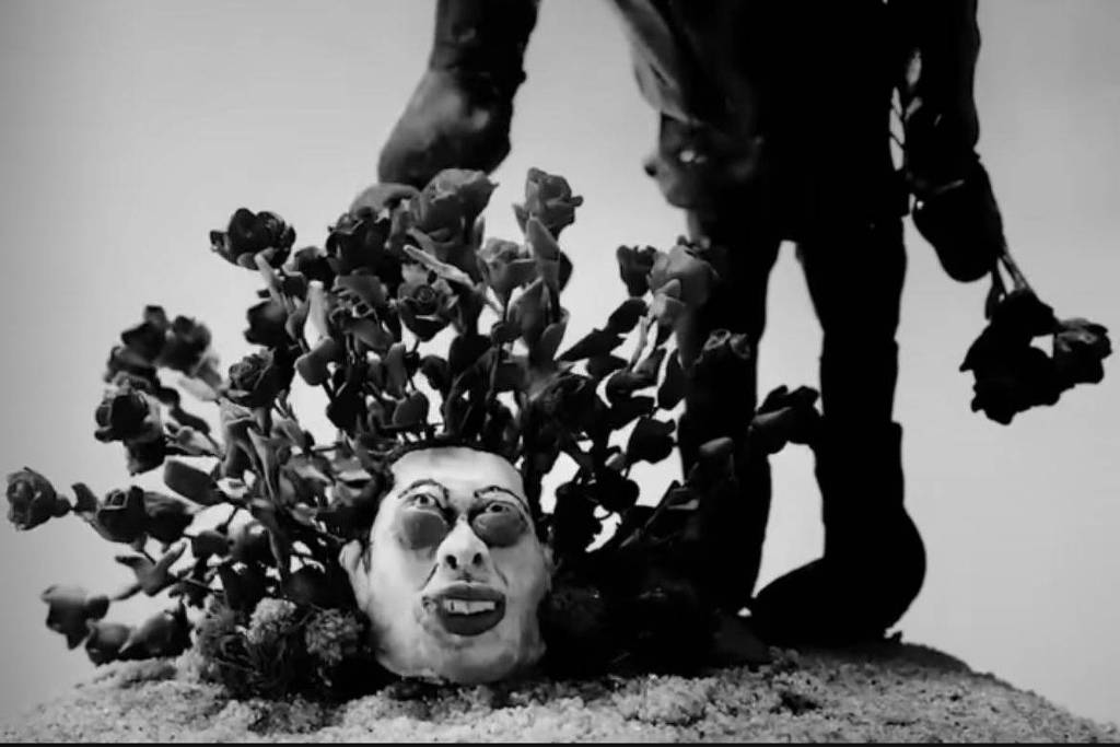 Clipe de 'Eazy' sai horas depois de finalização de divórcio. Kanye West enterra vivo namorado de Kim Kardashian Pete Davidson