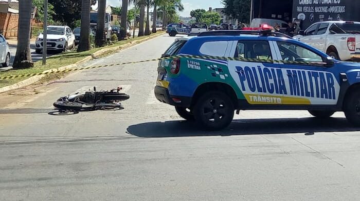 Motociclista morre após desrespeitar sinal vermelho e colidir contra camioneta em Goiânia