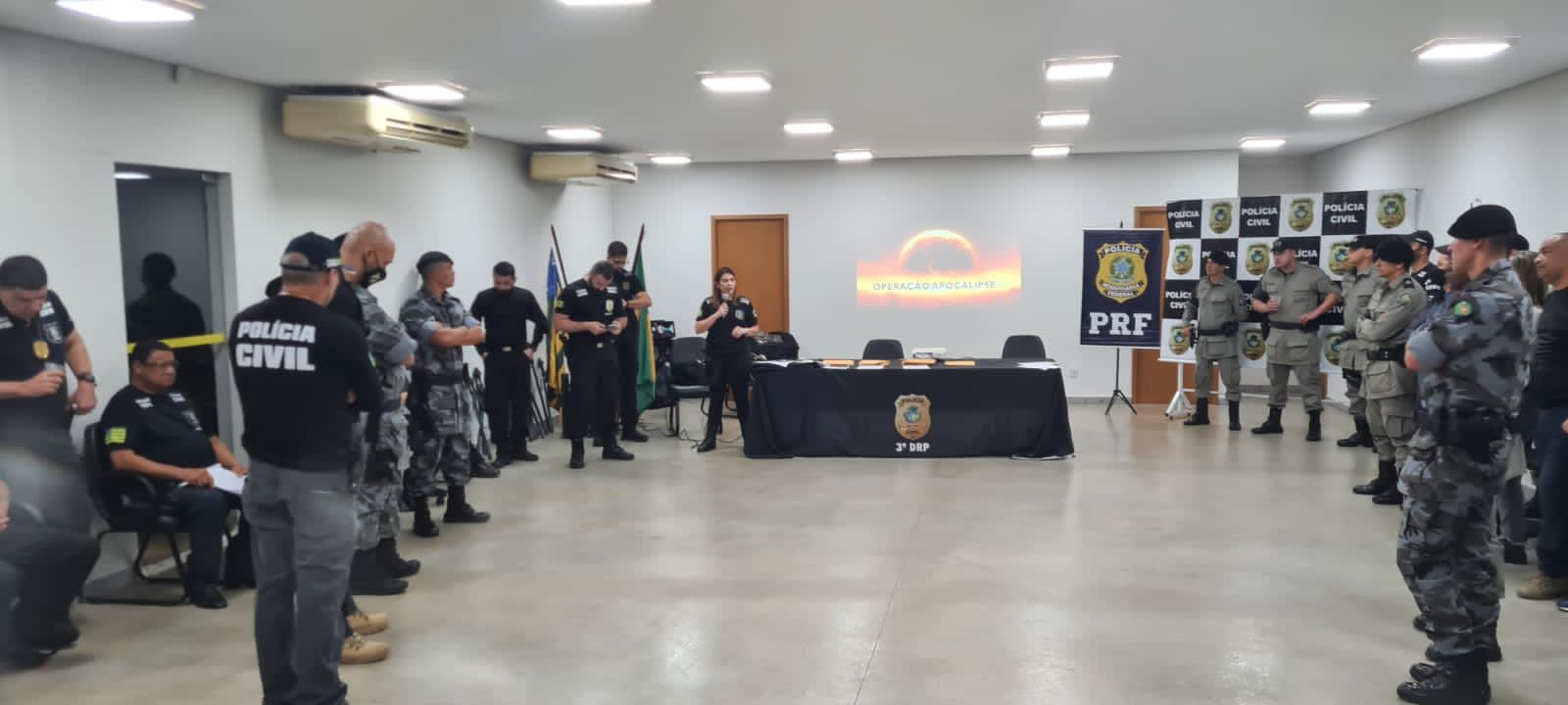 Policiais em preparação para o cumprimento das ações da operação
