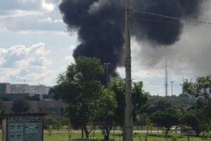 Um incêndio atingiu na tarde deste sábado (19) um prédio anexo do Palácio do Planalto, sede da Presidência da República, em Brasília. (Foto: reprodução/Twitter)