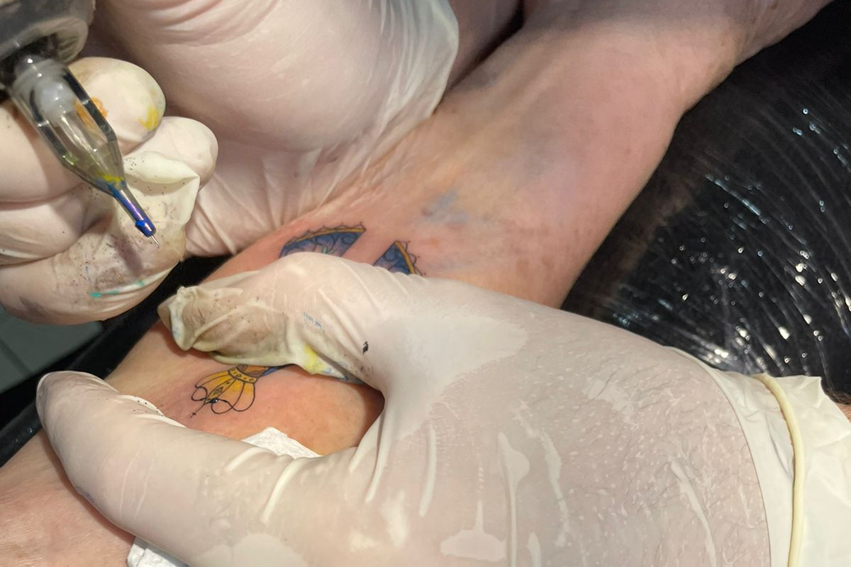 Idosa prometeu que se o neto fosse aprovado no vestibular para o curso de medicina faria uma tatuagem