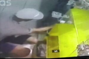 Imagens da câmera de segurança flagram o furto