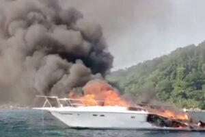 Barco afunda após pegar fogo em Ilhabela, no litoral paulista