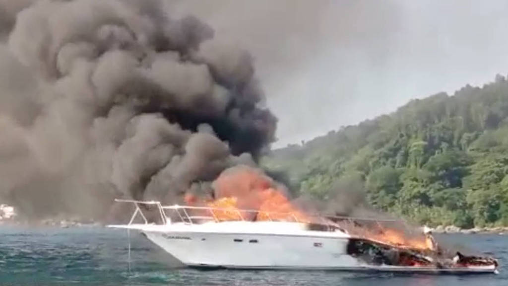 Barco afunda após pegar fogo em Ilhabela, no litoral paulista