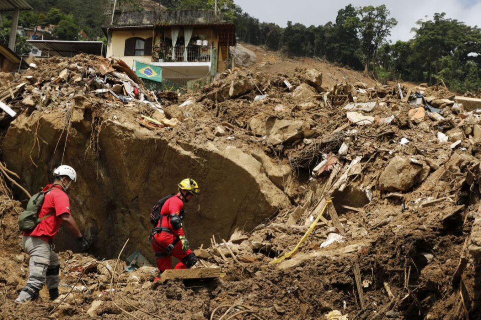 Sobe para 233 número de mortos pelas chuvas de fevereiro em Petrópolis