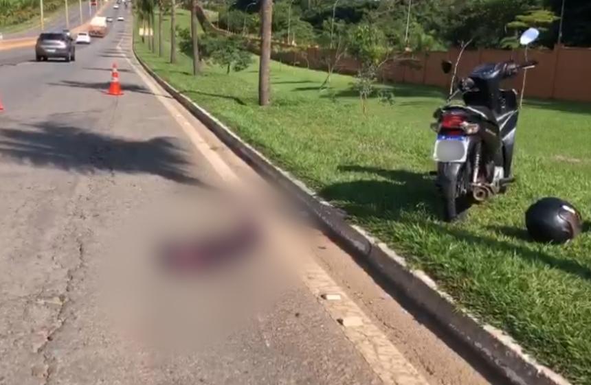 Mulher sofre traumatismo craniano após cair de moto na GO-020, em Goiânia