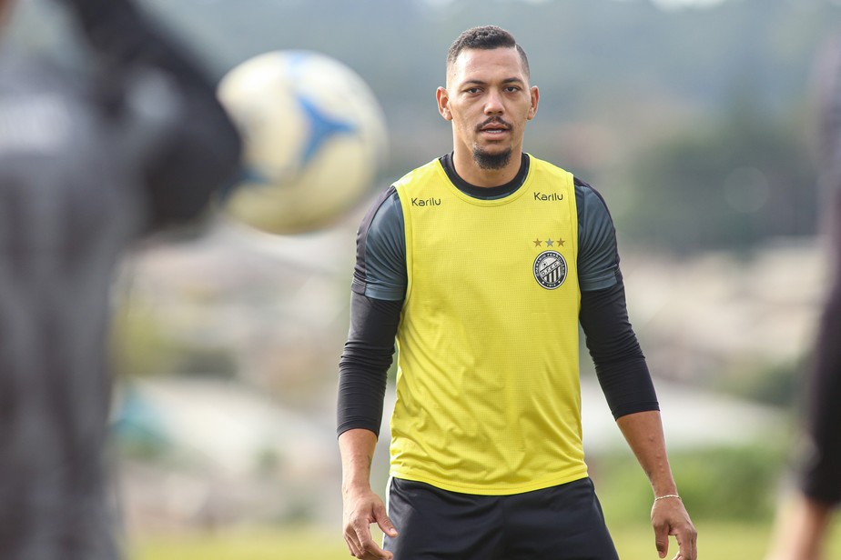 Alex Silva, em um treino do Operário