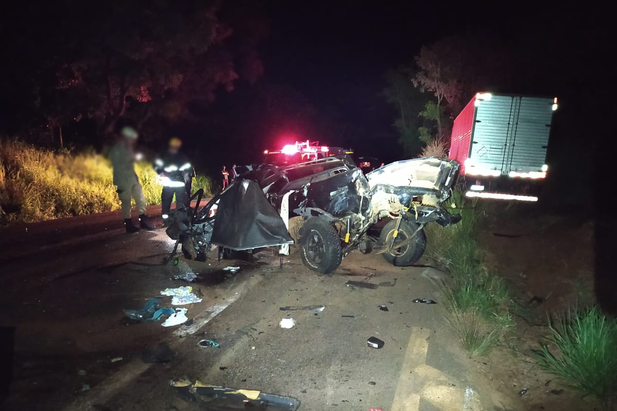 Grave acidente na BR-364, em Mineiros. Duas pessoas morreram e outras três ficaram feridas, entre elas duas crianças 